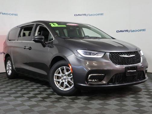 2023 Chrysler Pacifica Touring-L