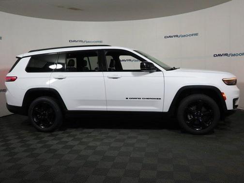 Bright White Clearcoat 2023 Jeep Grand Cherokee L Laredo