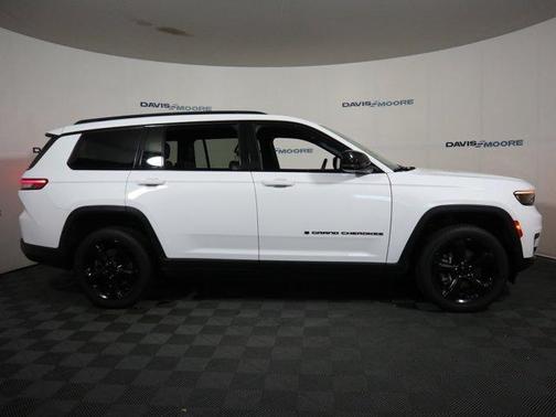 Bright White Clearcoat 2023 Jeep Grand Cherokee L Laredo