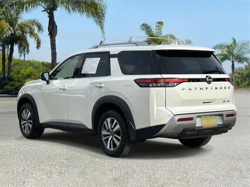 2023 Nissan Pathfinder SL 4WD