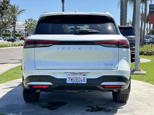 Radiant White 2026 INFINITI QX60 LUXE FWD