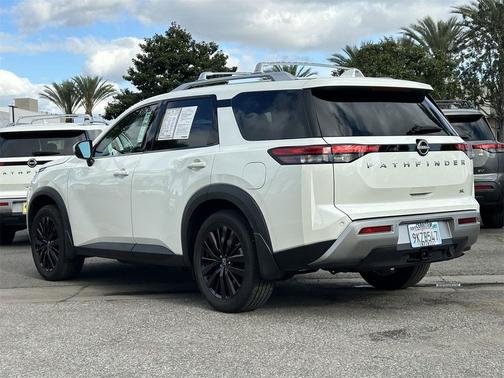 2023 Nissan Pathfinder SL FWD