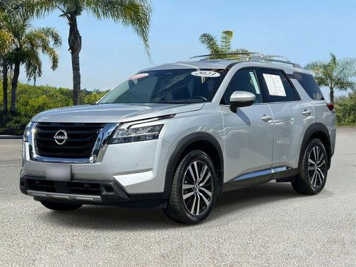 Brilliant Silver Metallic 2023 Nissan Pathfinder Platinum FWD