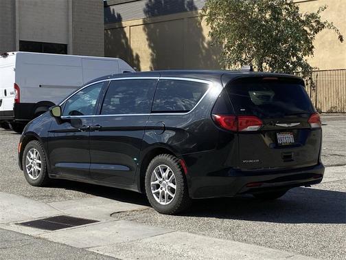 2022 Chrysler Voyager LX