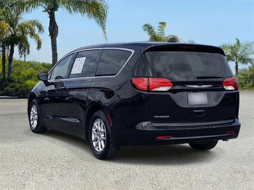 2022 Chrysler Voyager LX