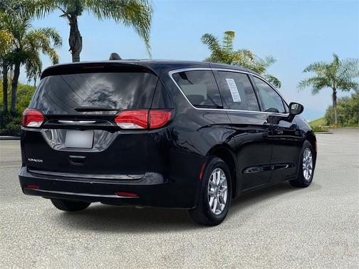 2022 Chrysler Voyager LX