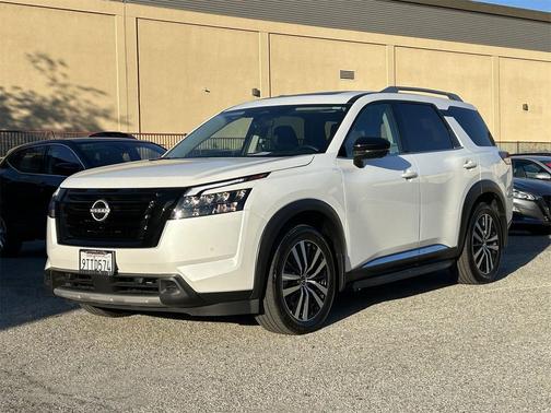 2025 Nissan Pathfinder Platinum FWD