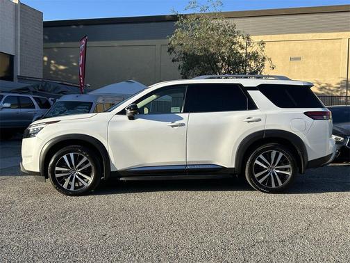 2025 Nissan Pathfinder Platinum FWD