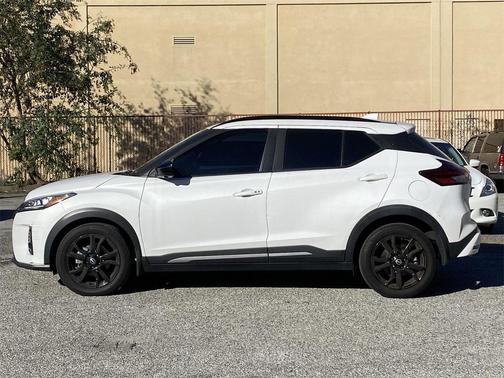 2023 Nissan Kicks SR