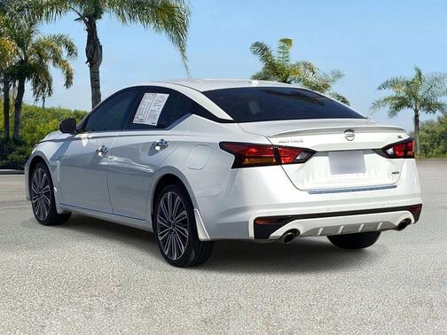 Pearl White Tricoat 2023 Nissan Altima 2.5 SL