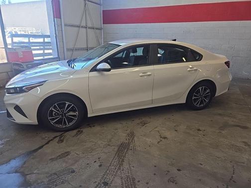 Snow White Pearl 2024 Kia Forte LXS