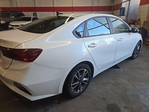 Snow White Pearl 2024 Kia Forte LXS