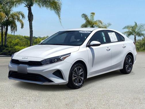 Snow White Pearl 2024 Kia Forte LXS