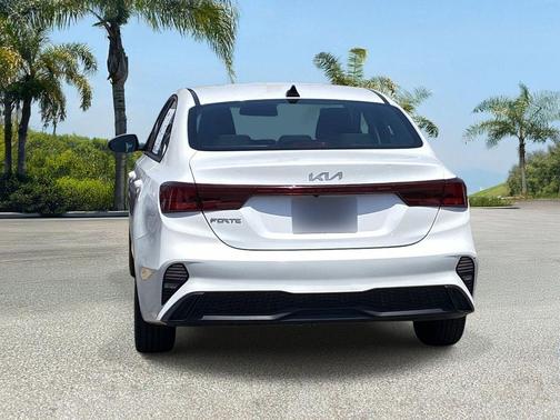 Snow White Pearl 2024 Kia Forte LXS