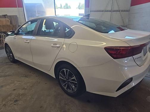 Snow White Pearl 2024 Kia Forte LXS