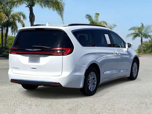 Bright White Clearcoat 2022 Chrysler Pacifica Touring L