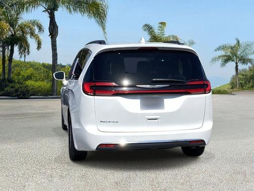 Bright White Clearcoat 2022 Chrysler Pacifica Touring L