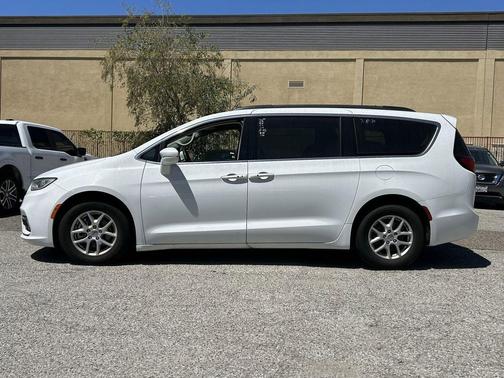 Bright White Clearcoat 2022 Chrysler Pacifica Touring L