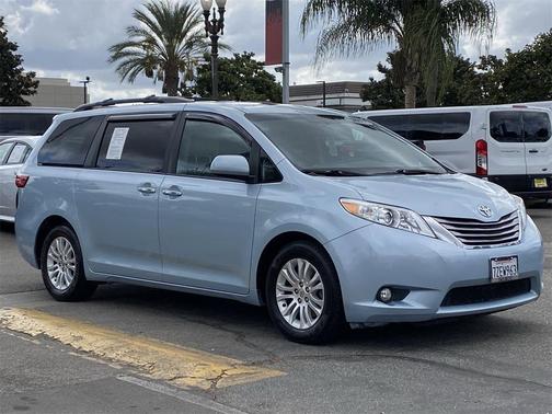 2017 Toyota Sienna XLE