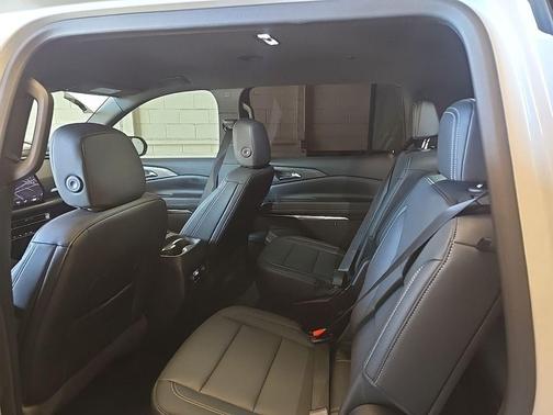 Summit White 2025 Chevrolet Traverse LT