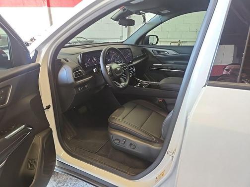 Summit White 2025 Chevrolet Traverse LT