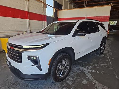 Summit White 2025 Chevrolet Traverse LT