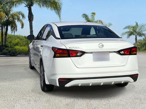 Glacier White 2024 Nissan Altima S FWD