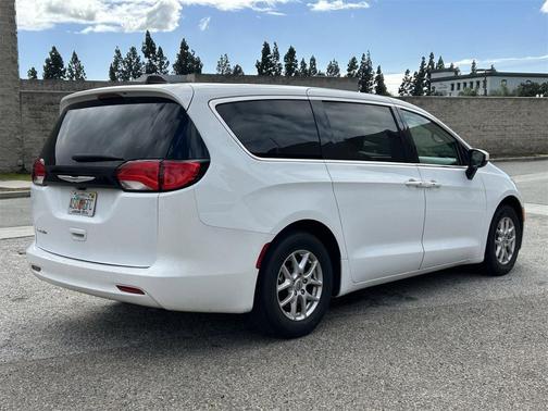 2022 Chrysler Voyager LX