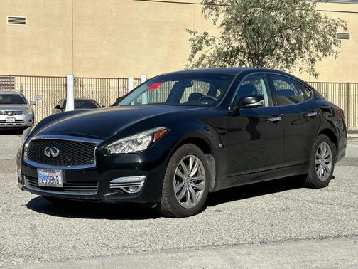 2018 INFINITI Q70 3.7X LUXE