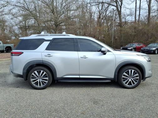 2022 Nissan Pathfinder Platinum 2WD