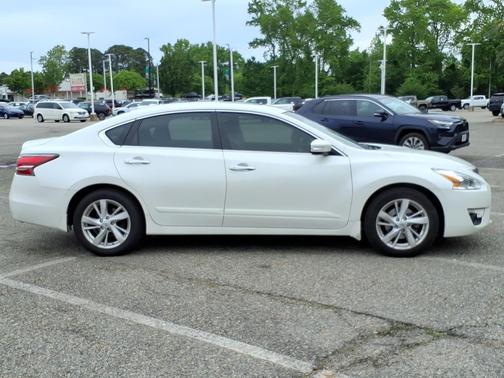 Pearl White 2015 Nissan Altima 2.5 SL