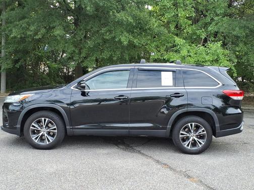 Midnight Black Metallic 2019 Toyota Highlander LE I4