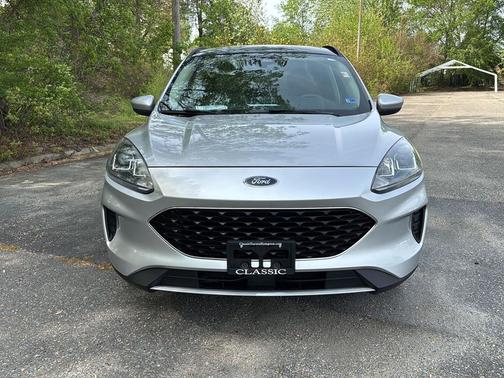Ingot Silver Metallic 2020 Ford Escape SE