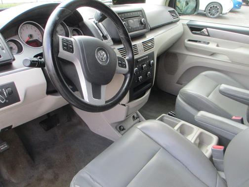2011 Volkswagen Routan SE