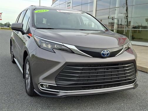 2024 Toyota Sienna XLE 8 Passenger