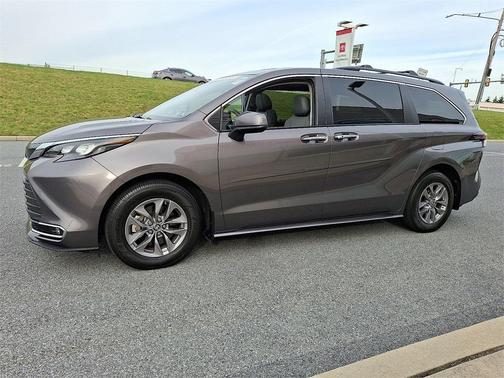 2024 Toyota Sienna XLE 8 Passenger