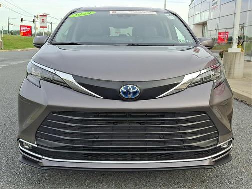 2024 Toyota Sienna XLE 8 Passenger