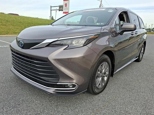 2024 Toyota Sienna XLE 8 Passenger