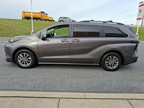 2024 Toyota Sienna XLE 8 Passenger