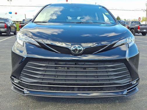 Midnight Black Metallic 2026 Toyota Sienna Woodland Edition