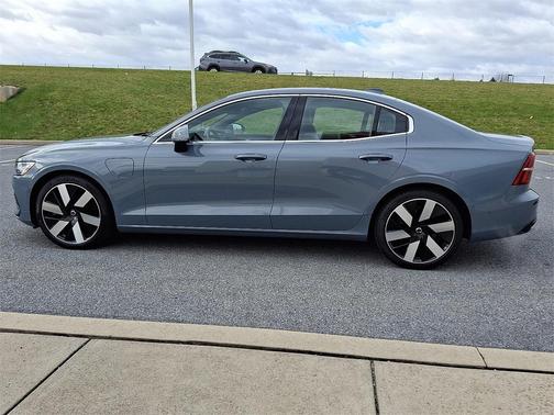 2023 Volvo S60 Recharge Plug-In Hybrid T8 Ultimate Bright Theme