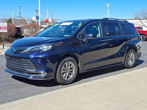 2024 Toyota Sienna XLE 8 Passenger