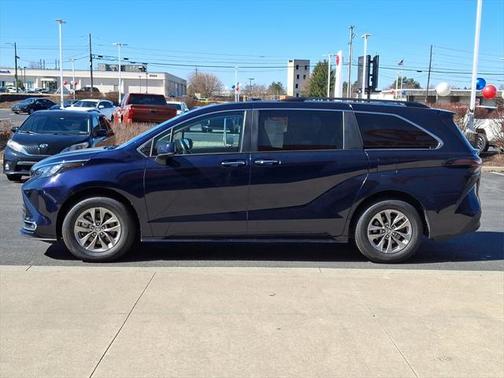 2024 Toyota Sienna XLE 8 Passenger