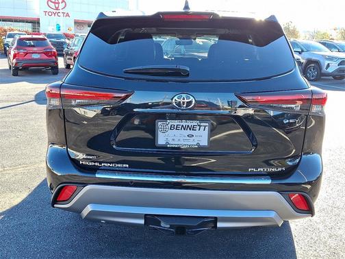 2025 Toyota Highlander Hybrid Platinum