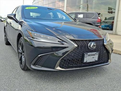 2023 Lexus ES 300h F SPORT Handling