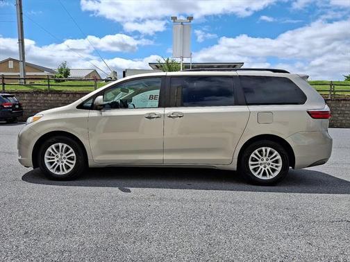 2017 Toyota Sienna XLE