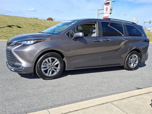 2022 Toyota Sienna XLE 7 Passenger
