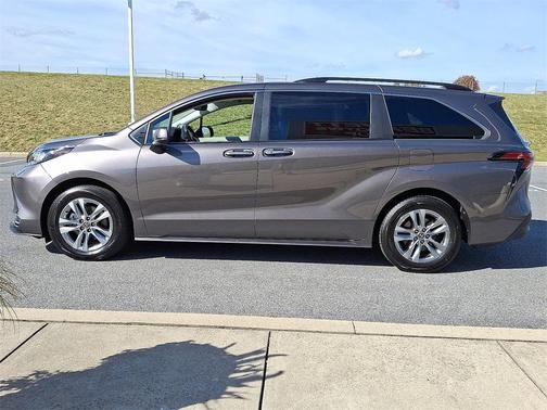 2022 Toyota Sienna XLE 7 Passenger