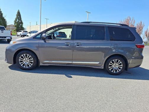 2020 Toyota Sienna XLE