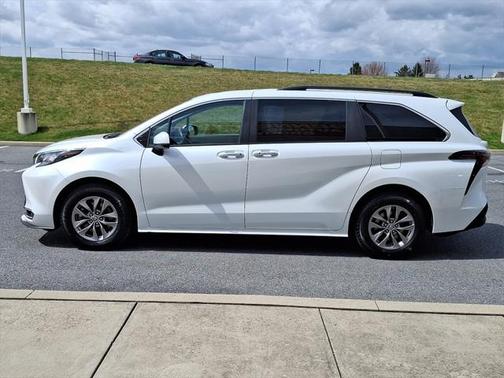 2023 Toyota Sienna XLE 7 Passenger